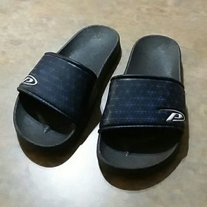 Kids slides size 11/12
